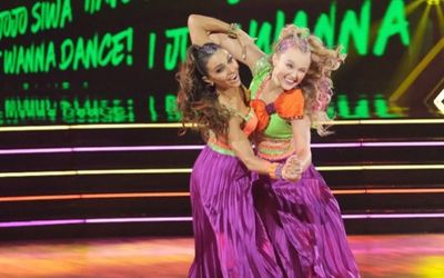  First Same-Sex Couple in "Dancing With the Stars" : JoJo Siwa and Jenna Johnson 